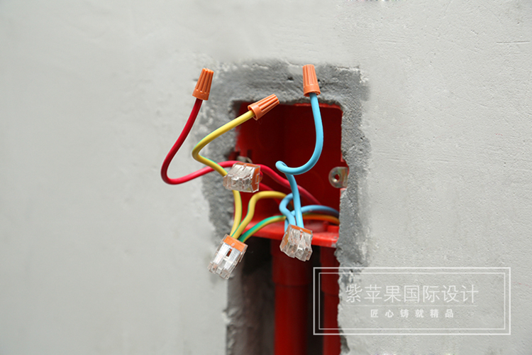 上海工地好的装修公司主要集中在主流的中高端装修公司群体中,这类装修公司一般拥有自己直属的工程团队、管理人员、材料合作商和严格的工艺标准,其中,上海紫苹果别墅装修公司推出的《紫石4.0工艺》更是可谓行业中的标杆,那么它厉害在哪里呢? 随话说:窥一斑而知全豹,我们单单从基本规定这里入手,带大家感受一下: 1.